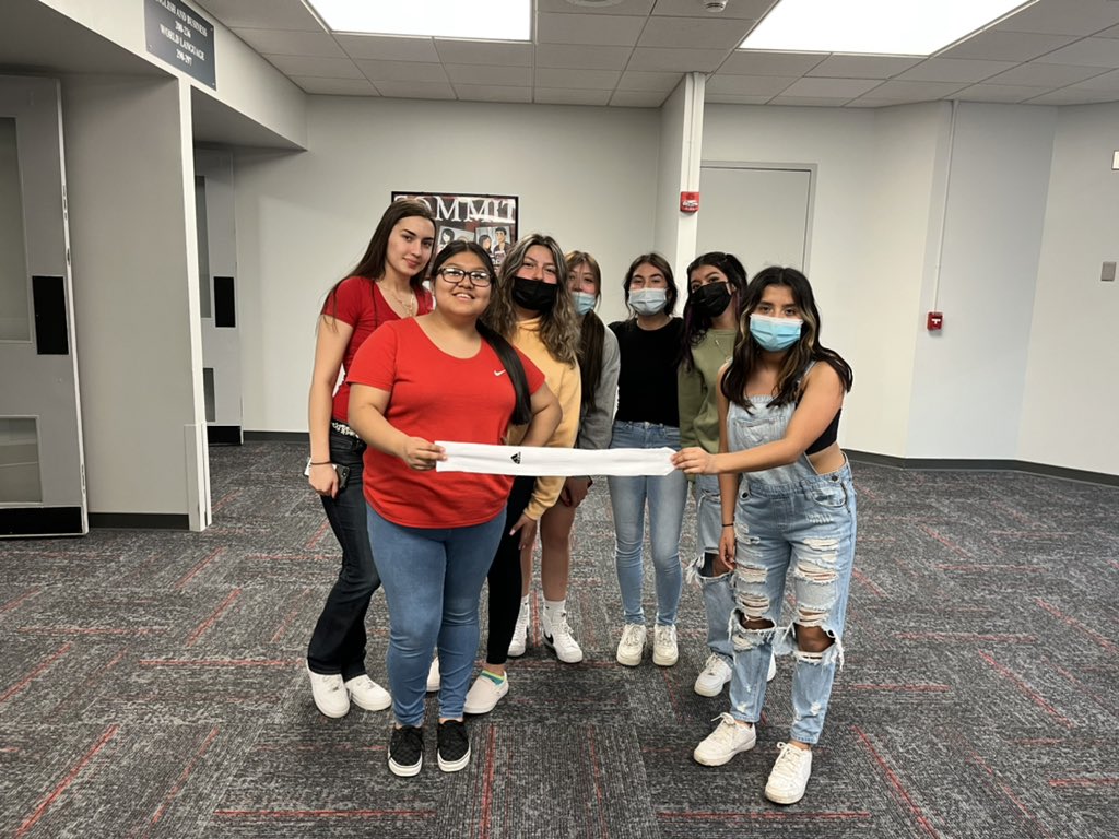 senoritag123's tweet photo. Our JV2 Girls Soccer capture the flag winners! It was very intense, but the red team ended up victorious 🏆 #teambonding #phspirates https://t.co/raepx7ypXY