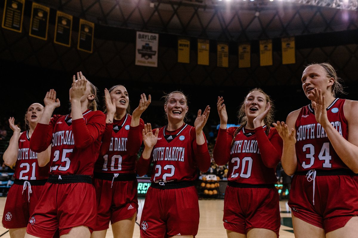 This is what they came back for. History has been made with South Dakota earning its first-ever NCAA Tournament win.

📰: Yote.us/3Ilut4D

#MarchMadness x #GoYotes 🐾