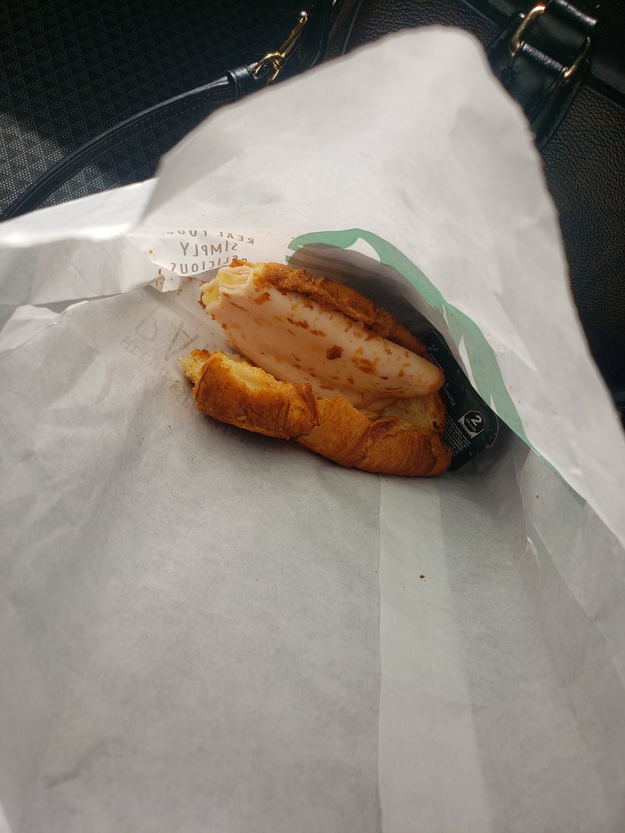 NabJimenez's tweet photo. @StarbucksMex el día de hoy compre un croissant con jamón y queso y el jamón estaba agrio, después de la segunda mordida lo tuve que tirar a la basura https://t.co/t53lhdoUkw
