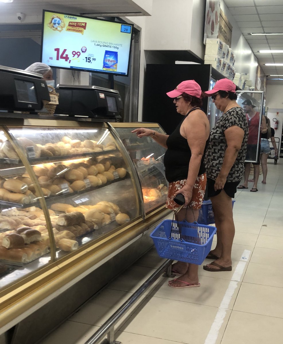 brunodosangelos's tweet photo. cada dia tendo mais certeza que quero ser um idoso com a mesma energia dessa dupla de amigas que chegou na padaria do mercado com o boné combinando e baixou todos os salgados e doces que a aposentadoria pode proporcionar https://t.co/ROIgEfs0Aj