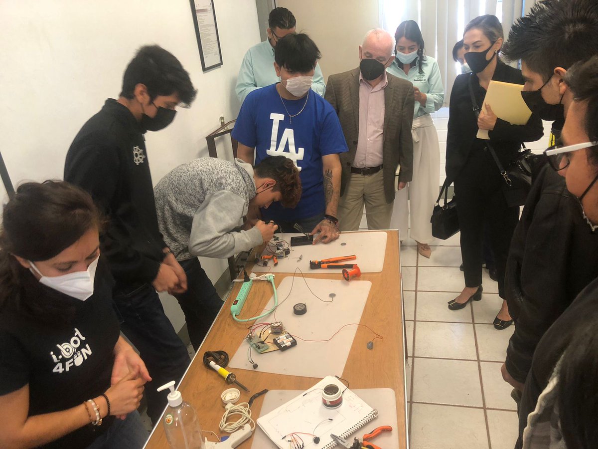 ConalepJal's tweet photo. A fin de implementar una metodología de trabajo #STEM innovadora, asequible e inclusiva, la comunidad #CONALEP #Guadalajara III expone al Director General @BraulioVazquez, el proyecto "Desarrollo de prototipos para detección de fallas en los autos", en colaboración con #BOTLatam. https://t.co/dlLVqegFW9