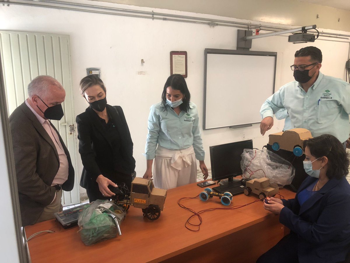 ConalepJal's tweet photo. A fin de implementar una metodología de trabajo #STEM innovadora, asequible e inclusiva, la comunidad #CONALEP #Guadalajara III expone al Director General @BraulioVazquez, el proyecto "Desarrollo de prototipos para detección de fallas en los autos", en colaboración con #BOTLatam. https://t.co/dlLVqegFW9