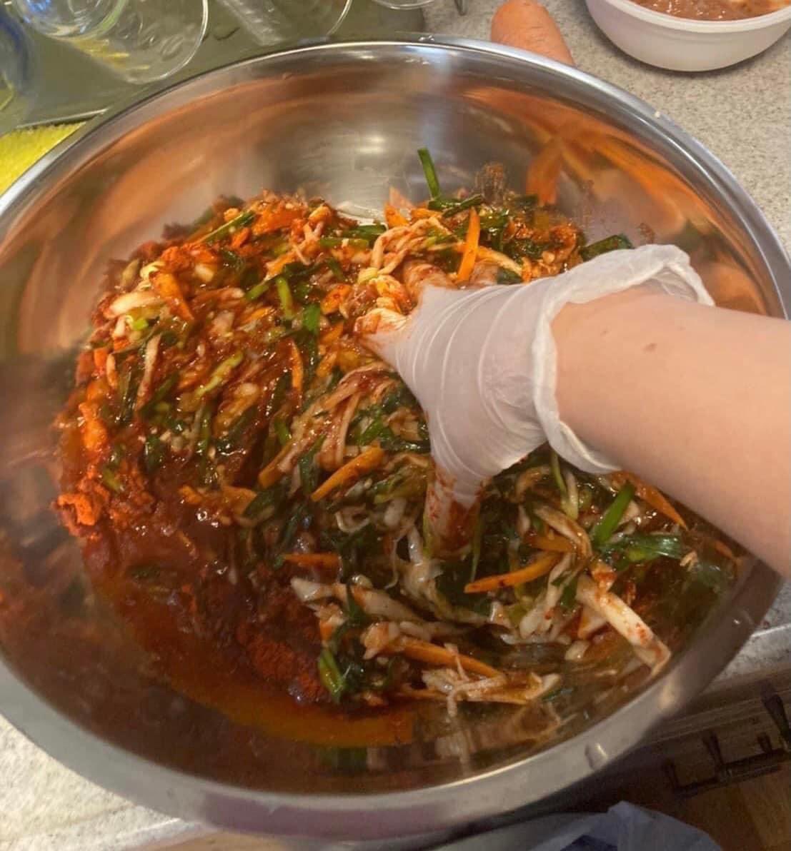 ebiharumi's tweet photo. 今日からミネラル醗酵キムチ教室とみそ教室が続きます🍀
#ミネラルのある暮らし
#命の源
#醗酵
#地球蘇生プロジェクト
#地球防衛軍 https://t.co/6juAab66U5