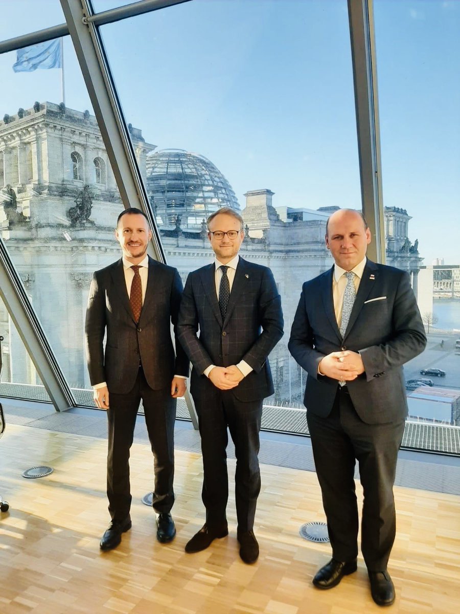 PLinDeutschland's tweet photo. Letzter Tag des 4.Besuches @SzSz_velSek in Berlin in 2022:
✔️Staatssekretär A.Michaelis @AuswaertigesAmt
✔️@MiRo_SPD
✔️@polenz_r
✔️Botschafter a.D.Dr.Dietrich von #Kyaw
✔️@krusehamburg
✔️8 Mitglieder @csu_bt
✔️political breakfast @KoerberIP
✔️#2Nations4freedom @PileckiInstitut https://t.co/DerfiXUgE6