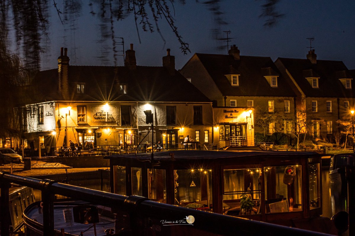 VeronicaJoPo's tweet image. I know that you know this, but I love capturing the Moon 😍🌝😍 
The Full Moon rising over the Fens in Ely, Cambridgeshire this evening. 
#fullmoon #thefens #wormmoon #landscapephotography #ElyRiverside @SpottedInEly