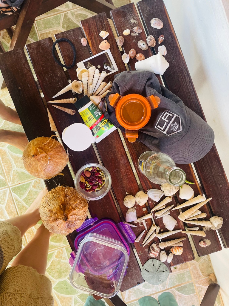 WeanGreen's tweet photo. Which drink are you grabbing first on vacation in Costa Rica? Coconuts of Beer? ⁠💙🇨🇷🏄🏽‍♀️

If we spread out all of our stuff does that mean we can just live here forever?
⁠
⁠📸 photographer: @borachanphotography
♻️ containers: #LunchCube ⁠#WeanBowls 🥥        ⁠ https://t.co/oAUdrRptIM