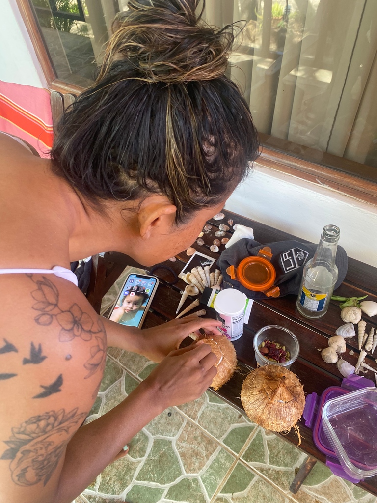 Which drink are you grabbing first on vacation in Costa Rica? Coconuts of Beer? ⁠💙🇨🇷🏄🏽‍♀️

If we spread out all of our stuff does that mean we can just live here forever?
⁠
⁠📸 photographer: @borachanphotography
♻️ containers: #LunchCube ⁠#WeanBowls 🥥        ⁠