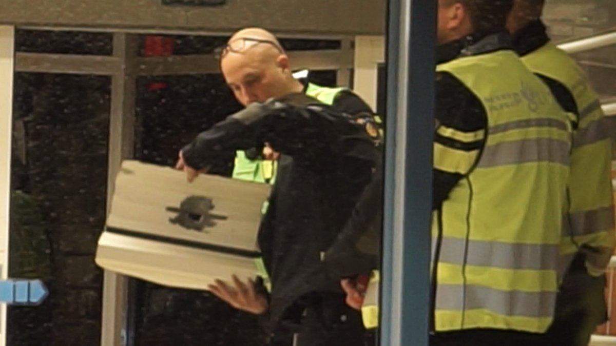 #brandweer haalt deel plafond eruit met #kogelgat erin #hoogvliet