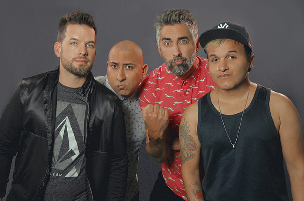 Amigxs! Tuve la oportunidad de platicar con <a href="/DELUX/">Delux</a>, una de mis bandas favoritas de la adolescencia 🖤🔥
Dense la entrevista que hice para <a href="/Setlist_me/">Setlist.me</a> en el siguiente link!
bit.ly/DeluxInterview…