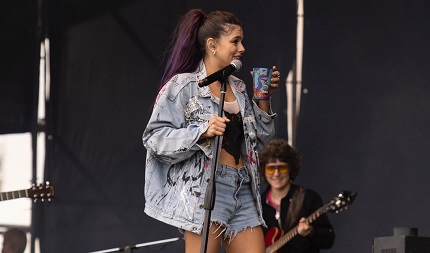 miradorvirtual's tweet photo. La artista del Lollapalooza que mientras cantaba confesó: “Me voy a tomar un fernet” https://t.co/jbIYnLciKe https://t.co/pClLaShNnc