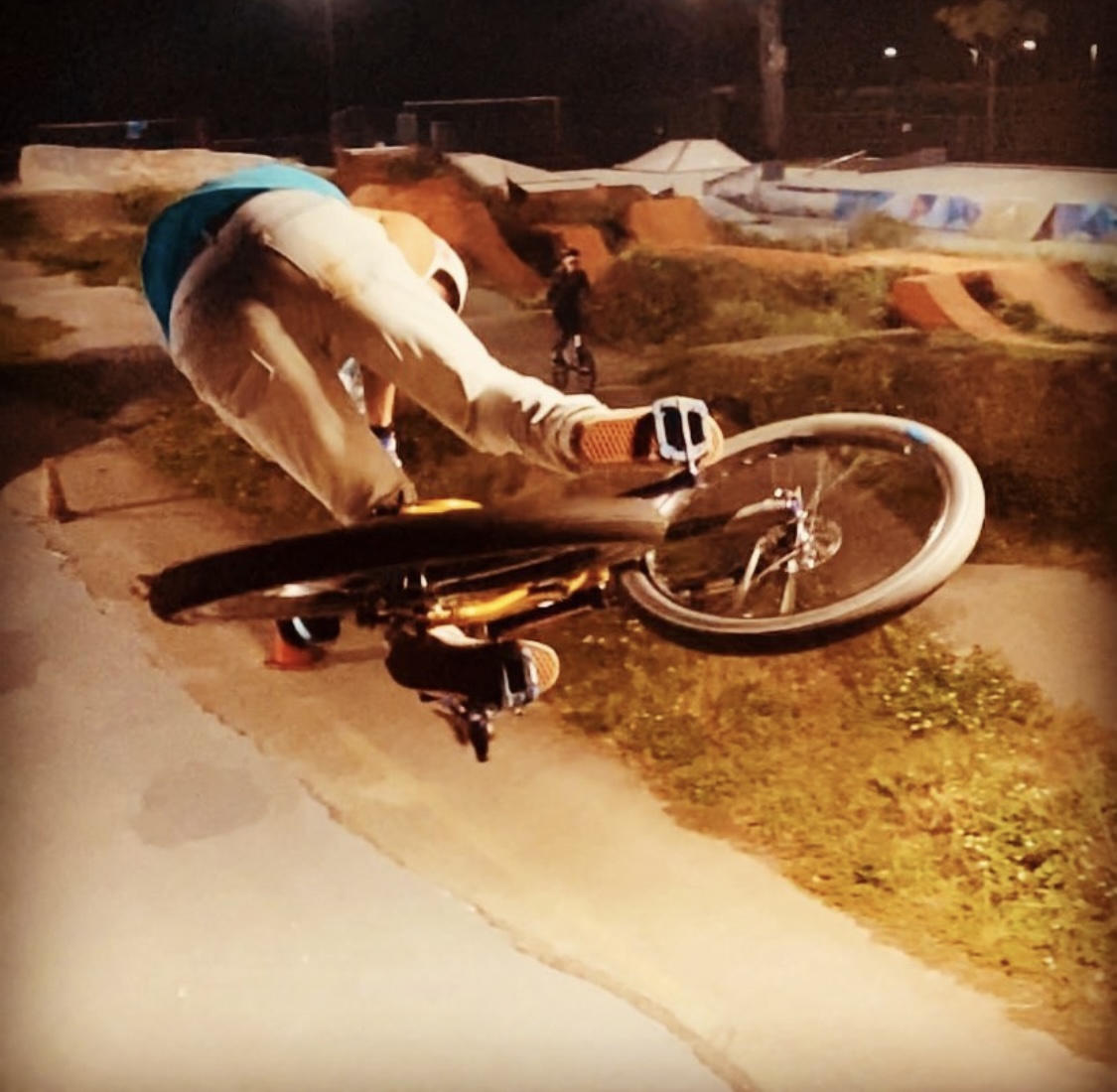 sebikes's tweet photo. How do you like your pancakes?🥞 @zachlewis likes ‘em extra flat with a side of #djripper! #dirtjumper #sebikes #sebikeslife #bmx #bmxlife #bikelife https://t.co/kW64VOlyDG