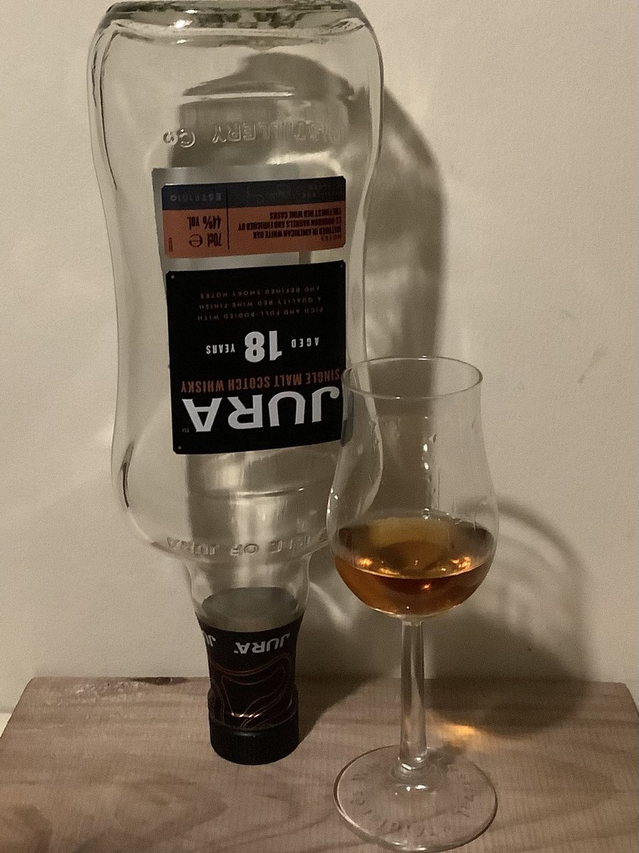 1_womans_whisky's tweet photo. #FridayNightSup continues with #bottlekill of @jura 18 year old.
#whisky #dram #FridayVibes #FridayFeeling https://t.co/vskx8wJBXD