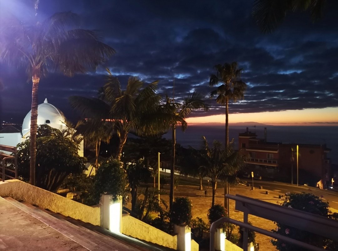 Ya saben que estamos situados en El Sauzal, en el norte de Tenerife, vivimos enamorados del enclave en el que estamos situados, con puestas de sol increíbles, lugares para disfrutar en familia.

Vista al fondo de la isla La Palma. @lapalmaislabonitaoficial @islascanariasoficial