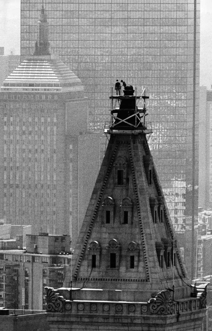 OldSchoolBoston's tweet photo. Two workers on the top of the Custom House steeple, 1984.          ( Boston Globe photo) https://t.co/sJ6Qw8YUTw