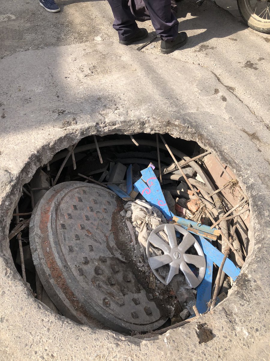 MrlsalazarRocio's tweet photo. @alfagonzalezm @TlalpanAl @TlalpanVecinos @SanTlalpan @CFE_Contigo @efrenarguelles Ayer reportamos la coladera de nuevo. Hoy 3 accidentes en un par de horas. ¿Quién se va a hacer responsable de los daños? ¿Ya con esos o necesitan más accidentes? Esto fue de día. A ver en la noche https://t.co/CjEop1is4S