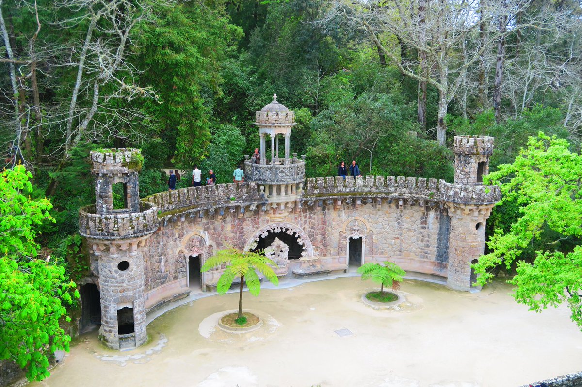 globetwitteuse's tweet photo. Une journée a Sintra : Palais de la Pena, Château des maures et Palais de la Regaleira 🤩 #Lisbonne #Sintra 🇵🇹 https://t.co/dXOwLxk5uc