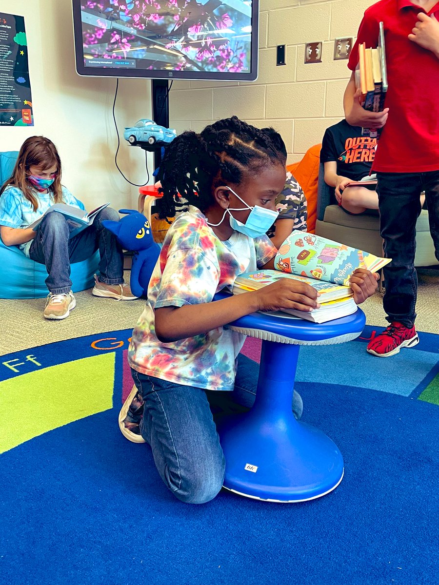 NESlibrary's tweet photo. A beautiful ending to a beautiful (and BUSY) week. As @bringmeabook recently stated, “Reading swells the mind, heart and spirit.” ❤️ #ReadingChoice #ReadingJoy #LibrariesMatter #CHCCSLibraries @NorthsideES @BaileyNormann https://t.co/ujyIGYMx31