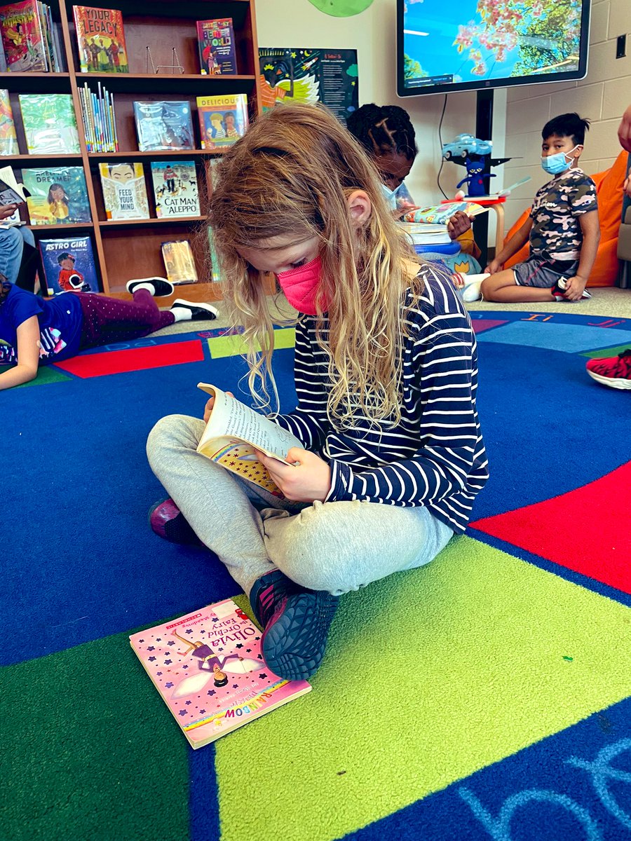 NESlibrary's tweet photo. A beautiful ending to a beautiful (and BUSY) week. As @bringmeabook recently stated, “Reading swells the mind, heart and spirit.” ❤️ #ReadingChoice #ReadingJoy #LibrariesMatter #CHCCSLibraries @NorthsideES @BaileyNormann https://t.co/ujyIGYMx31