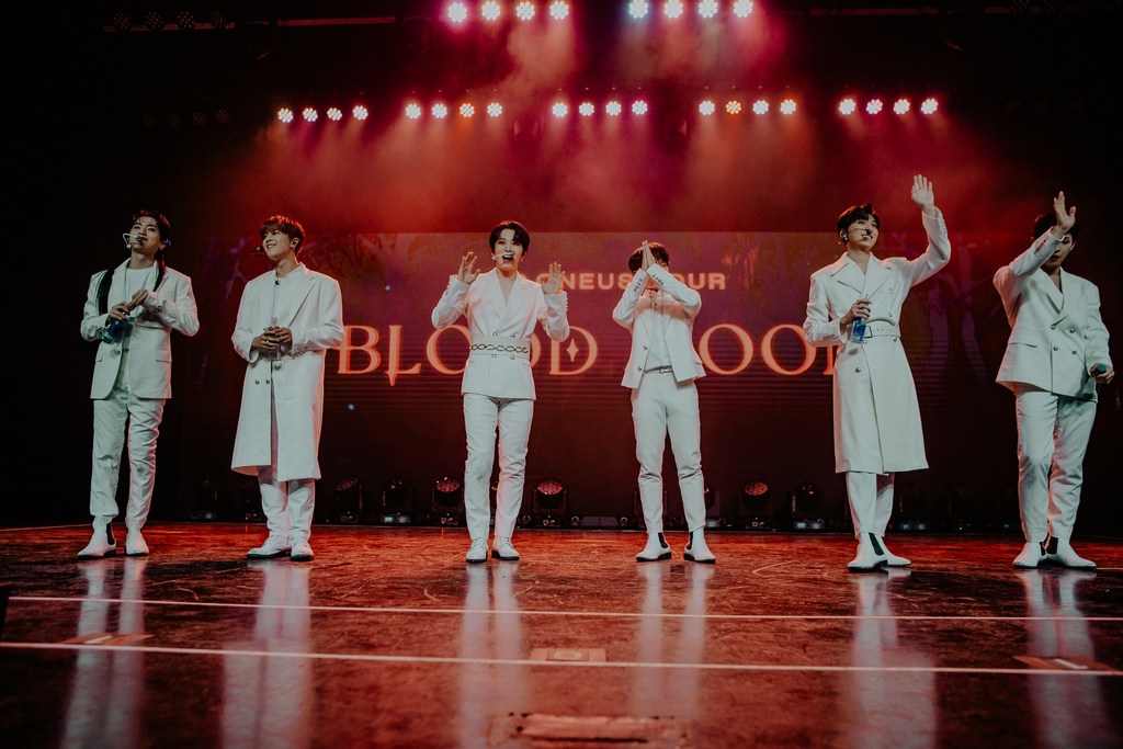 AtlasArtist's tweet photo. [show review] @official_ONEUS brought their #BloodMoonTour to @themarqueeaz last week! We've got all the photos from an amazing evening! https://t.co/ShcxQigmGY https://t.co/RoVHVVKYgJ