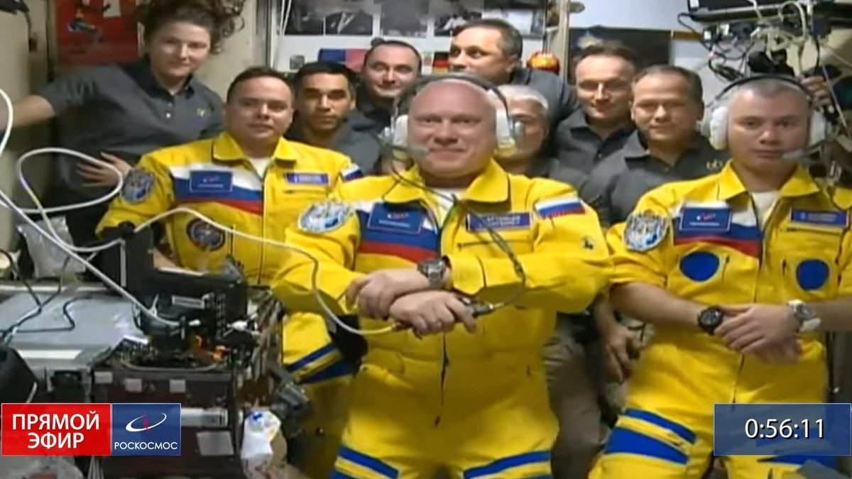 StationCDRKelly's tweet photo. Три российских космонавта, только что пристыковавшиеся к Международной космической станции, прибыли в украинском желтом! 

Three Russian cosmonauts who just docked with the ISS arrive in Ukrainian yellow! https://t.co/mJGRKuzV5v