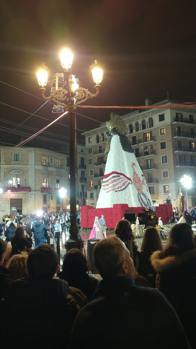 Falla_161's tweet photo. Un any més fem l'ofrena a la Mare de Déu. I enguany que celebrem el nostre 75 aniversari li agraïm a la Nostra Patrona tots aquests anys, i li demanem continuar sent una gran família fallera.
#Falla161
#Ofrena22
#75Aniversari https://t.co/1IQ8wBquid