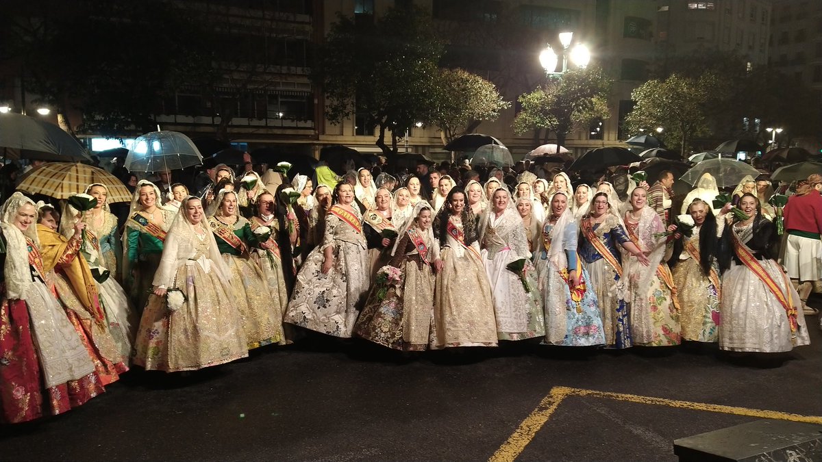 Falla_161's tweet photo. Un any més fem l'ofrena a la Mare de Déu. I enguany que celebrem el nostre 75 aniversari li agraïm a la Nostra Patrona tots aquests anys, i li demanem continuar sent una gran família fallera.
#Falla161
#Ofrena22
#75Aniversari https://t.co/1IQ8wBquid