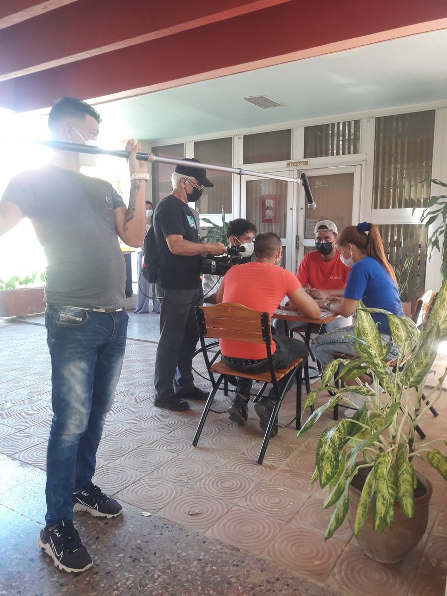 CENPALAB_BCF's tweet photo. Durante la Jornada de hoy UJC y BTJ en unión con el equipo de producción del programa  educativo"DAS MAS" rememorando labor de los trabajadores en la empresa donde gran mayoría son jóvenes @CENPALAB_BCF CON 40 y #VamosPorMas
@BioCubaFarma
@EdMartBCF 
@BronoIsmary 
@Cabeza0926 https://t.co/SU8B57NZNN
