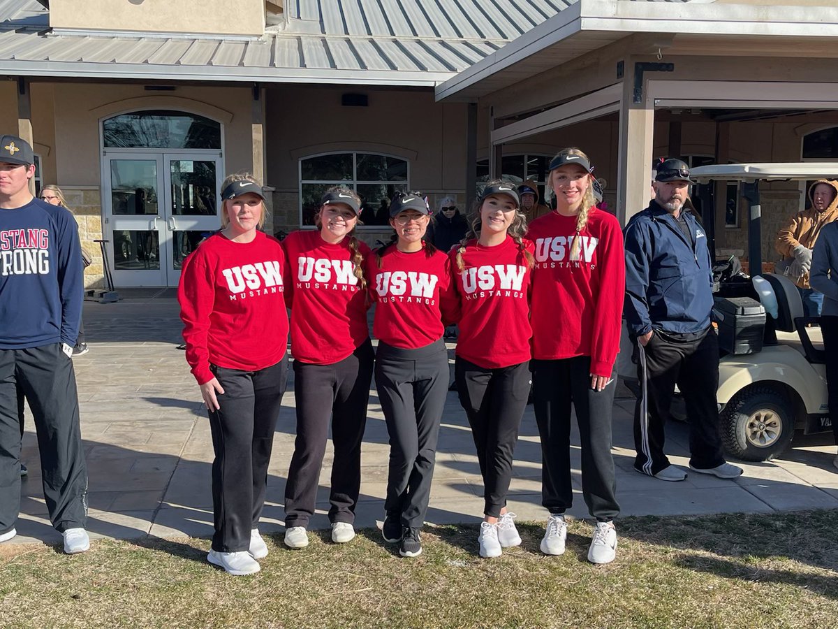 HobbsAthletics's tweet photo. Beautiful tribute to USW golf team/coach at Rockwinds Com. Links today. Organizers Vic Rotunno, Mike Mills & RW staff w/Rev. Doug Crum 🙏🏻and speaking encouraging words. We see the lasting impression USW kids and coach had on our golfers. #uswstrong
#thehobbsway
#TheGoldStandard https://t.co/cMucUNuoEY