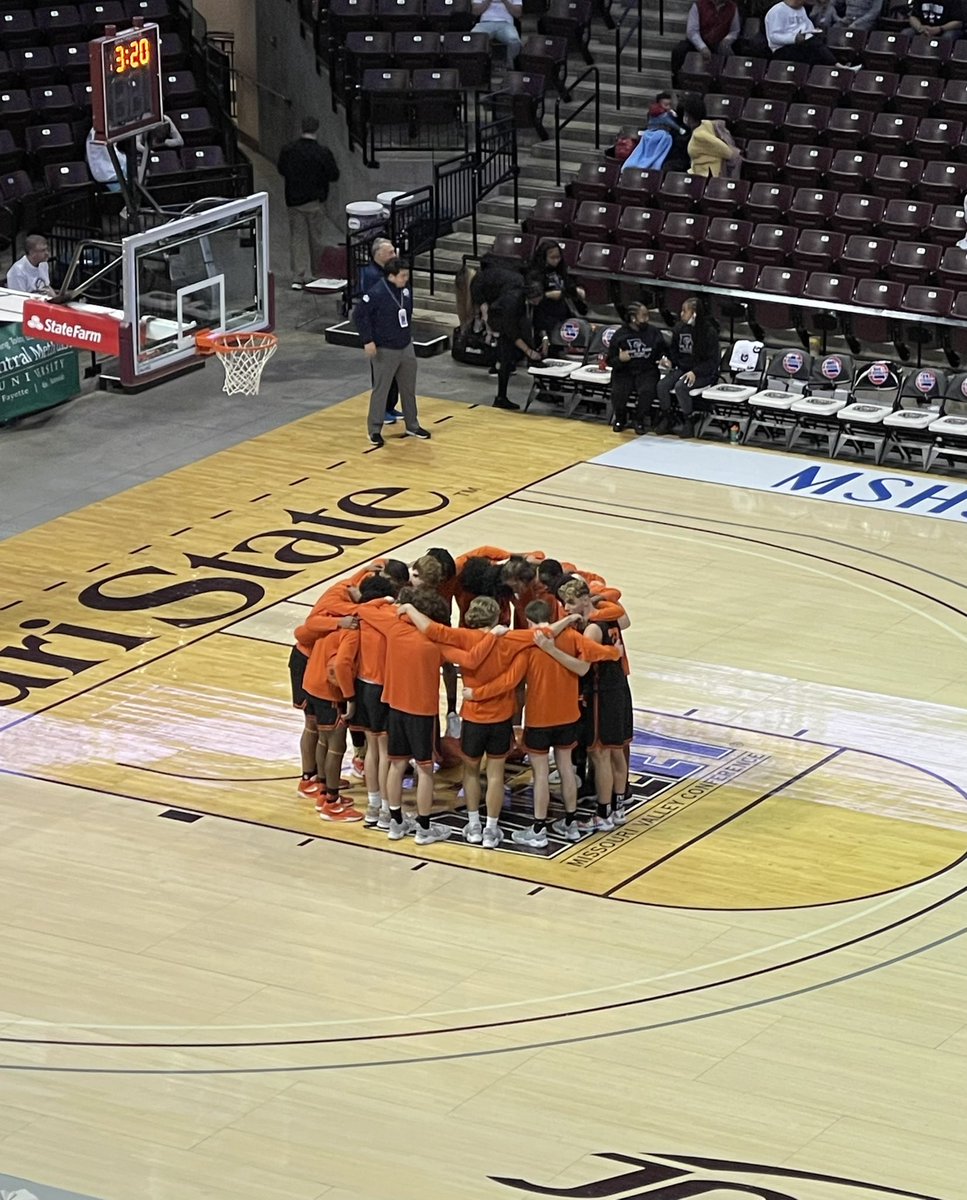 wghudl's tweet photo. 2 minutes until tip.
WG vs Cardinal Ritter
Class 5 State Semifinal https://t.co/CxvhQ7dUH5