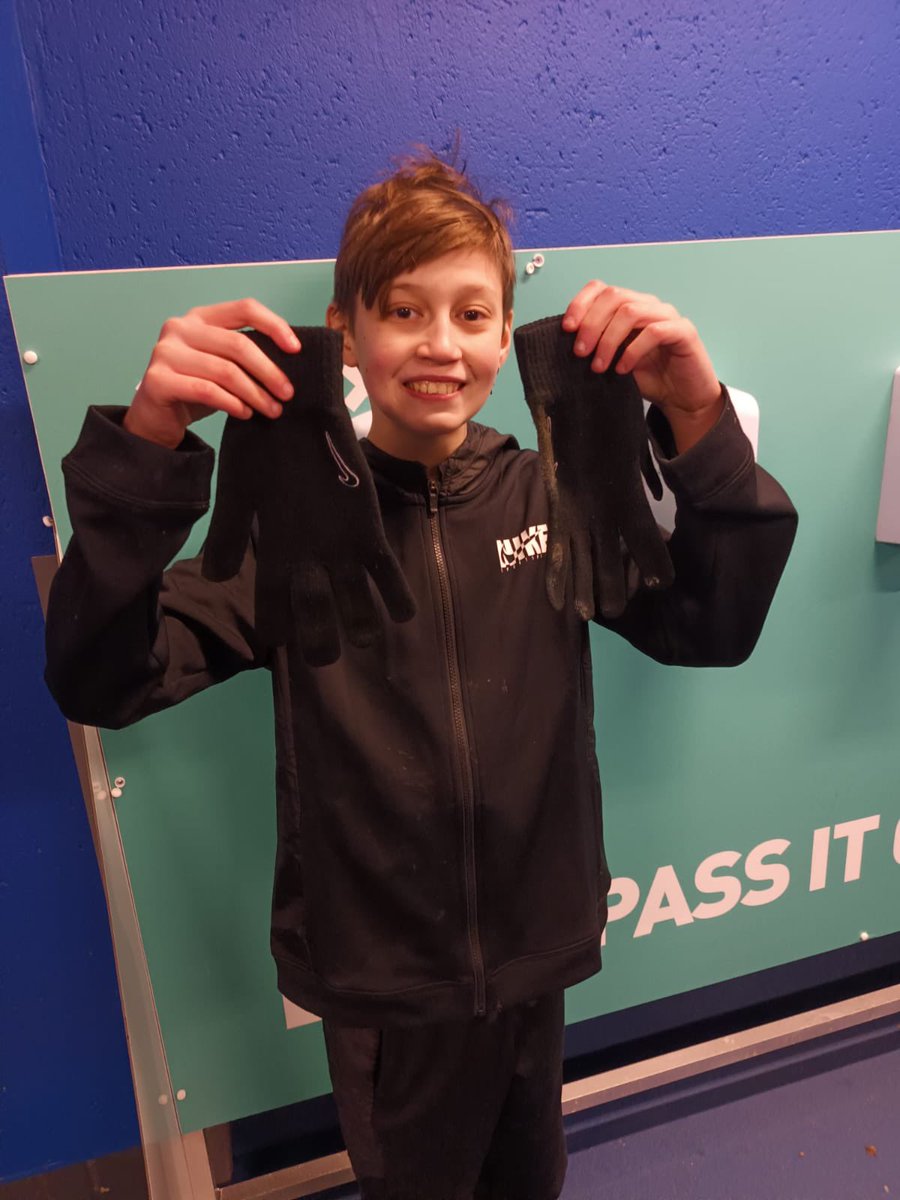 cedmonds88's tweet photo. @OfficialBHAFC bailey got the gloves thank u lamps https://t.co/E4QNMavUEd