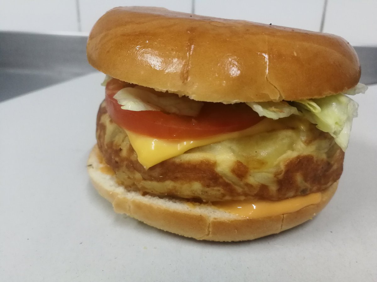 jgalatxo's tweet photo. Hoy apetece un #Bugels de @BimboEsp con tortilla de patatas, siempre con cebolla, su cheddar, sus verduritas y salsa May. ๐ https://t.co/AqrYmCgrjl