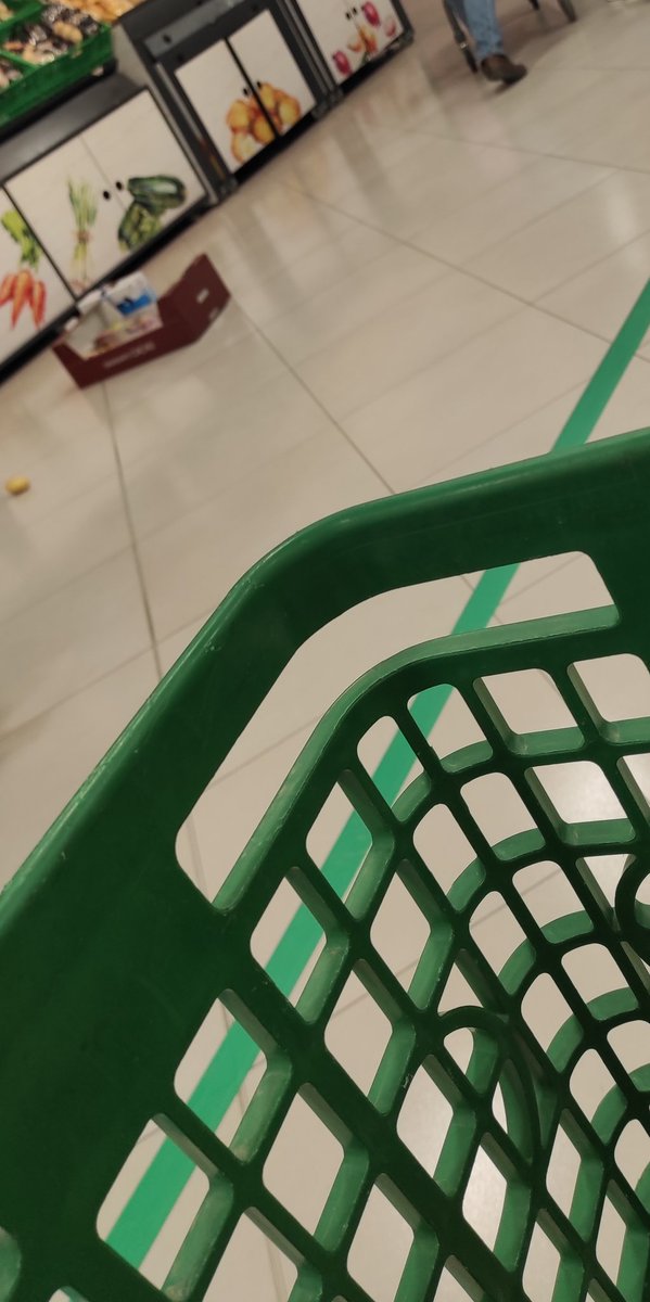 RebecaCla's tweet photo. @NachoGarciaR Yo hoy he visto un señor que en vez de carro cogió caja, después en frutería todas las bolsas que cogía estaban rotas y se le caían las papas rodando 😂 en Mercadona también se echan buenos ratos , https://t.co/ApLDgKSWgs