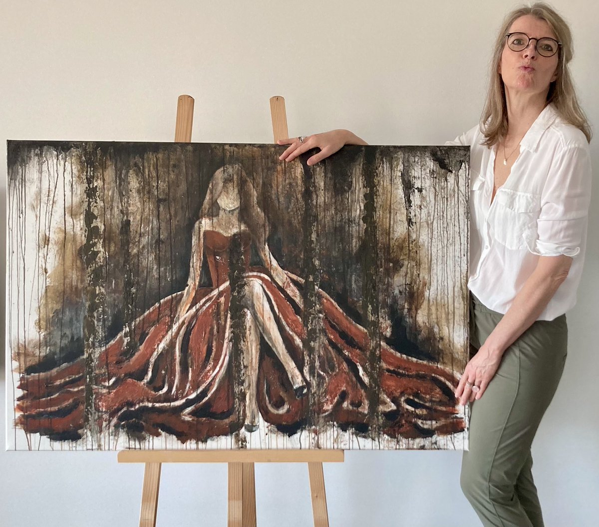 A 💋 for the weekend. 
Meet ‘Sienna’. 
A portrait of Elegance, in a landscape format. 

#elegance #theartoffemininty #painting #artistsoninstagram #art #feminine #interiordesign #interiorstyling #architecture #design #artforyourhome #artforsale #kiss