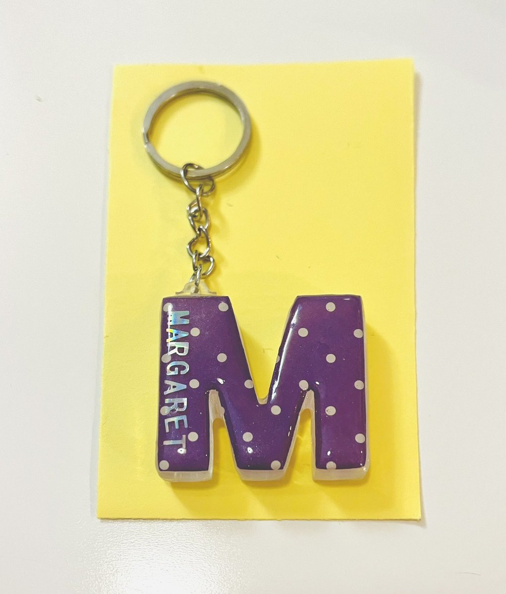 ChNP0CXQ4ShN4VZ's tweet image. 本日こちらを納品しました。
I delivered this one today.

とても喜んでもらえて私も嬉しかったです💕
They were very pleased and I was happy too💕
Thank you for choosing my item. ☺️
ところで…この翻訳はOKかしら？😅
Is this translation OK?😅
#handmade
#resin 
#initialkeychain 
#origami