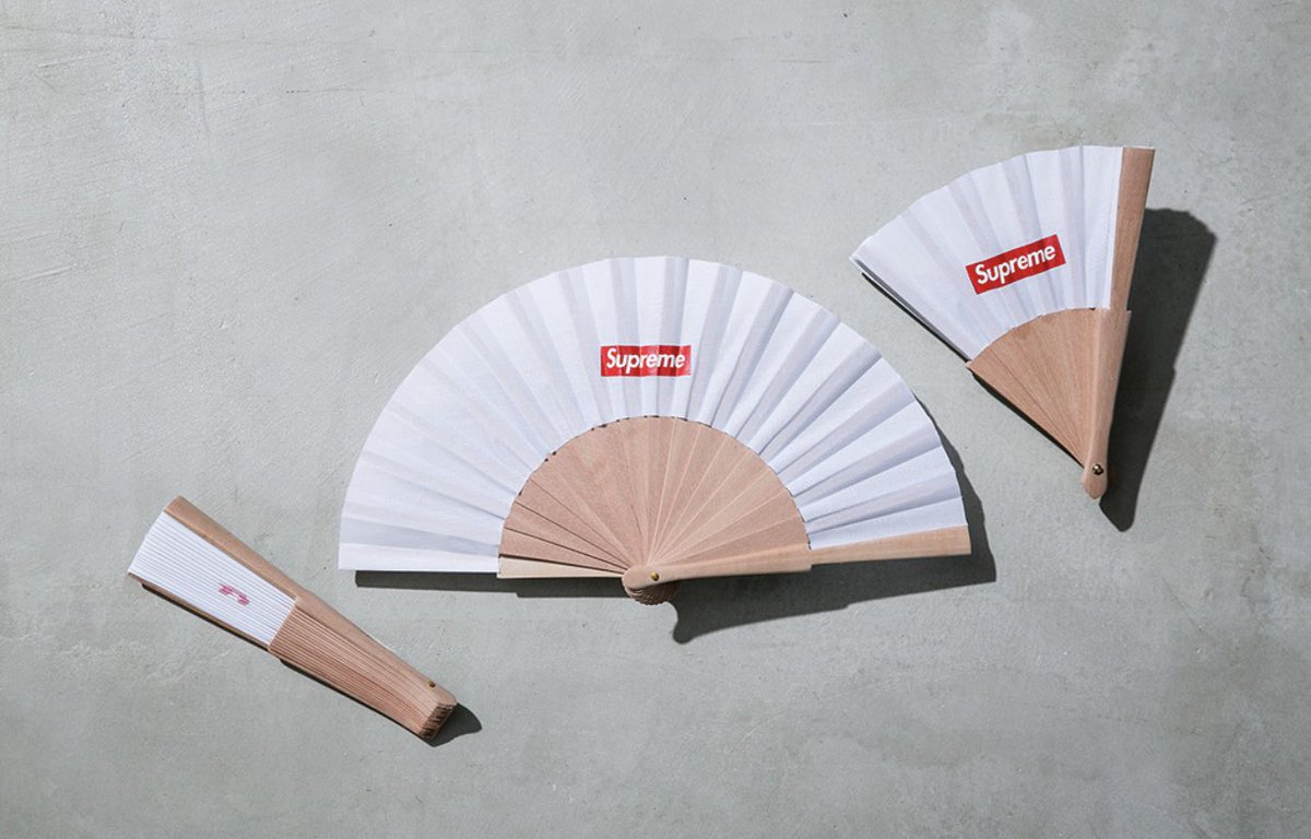 Supreme__Hustle's tweet photo. 04/11/2016
Supreme/Sasquatchfabrix

•The collection consisted of a Hanten Coat, Hanten Shirt, Chino Pant, Hakama Short, Long Sleeve T-shirt, Short Sleeve T-Shirt, a slip On Shoe, Crane Crusher and Folding Fan https://t.co/hc1ZBa5lei