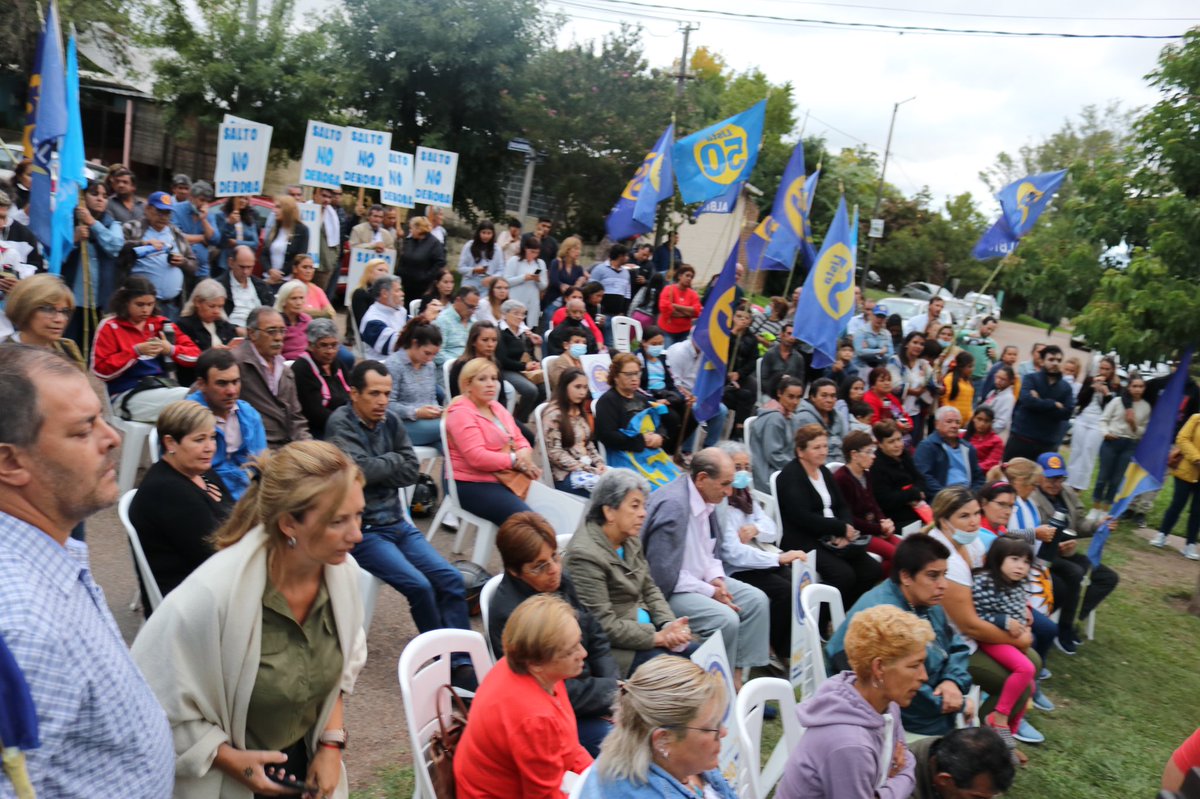 carlosilva_50's tweet photo. Hoy junto al Secretario de Presidencia @AlvaroDelgadoUy y @CarlosAlbisu defendimos la LUC en barrio Nuevo Uruguay. 
Gracias a los vecinos por acompañar.
💪💪🇺🇾🇺🇾
Con la celeste ganamos todos.
#VotaNOderogar https://t.co/X5f7BSuGR5