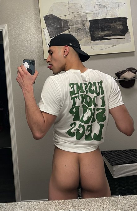 Kiss me, I don&rsquo;t skip legs.🍀 https://t.co/mQsfrUSH16