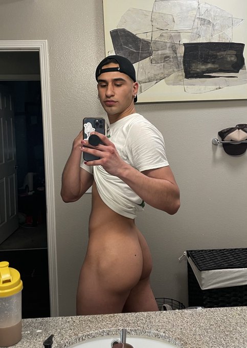 Kiss me, I don&rsquo;t skip legs.🍀 https://t.co/mQsfrUSH16