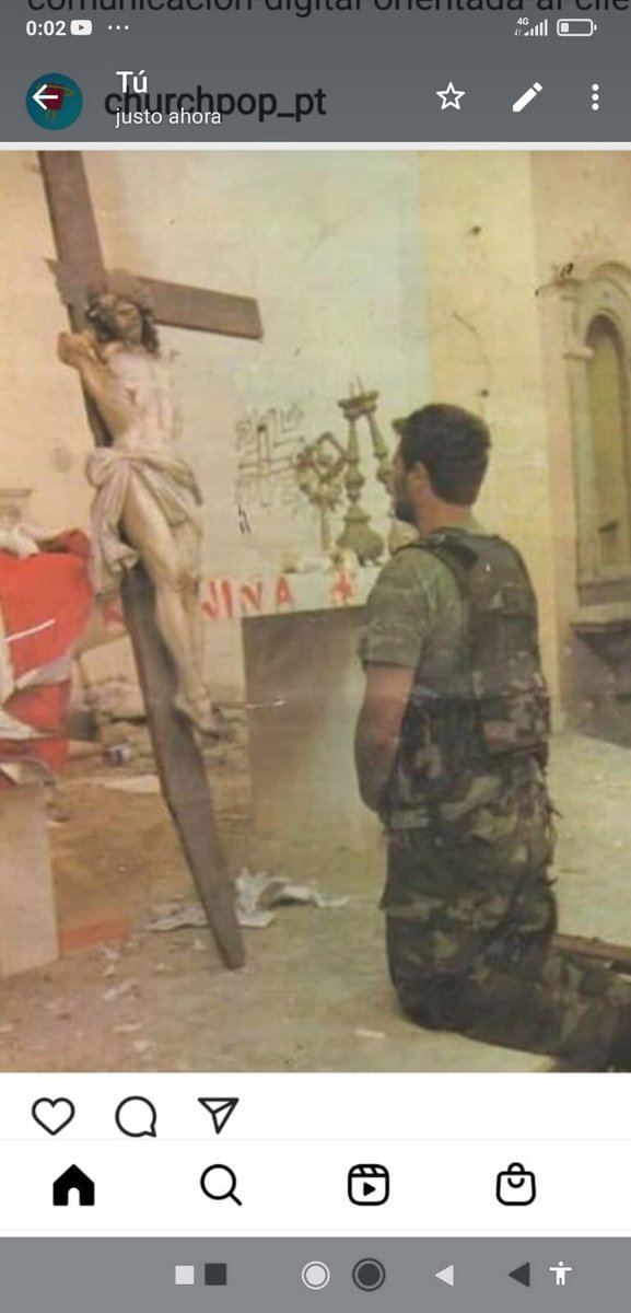 Soldado Ucraniano rezando a un Crucifijo dañado en una Iglesia bombardeada 🙏🙏