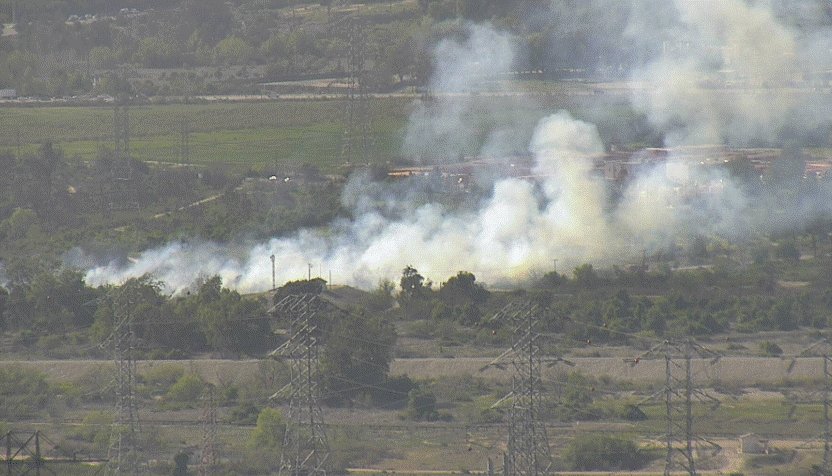 BrianDouglasKNX's tweet photo. Another fire burning here in the #WhittierNarrows Recreation area putting up smoke you can see through out the area. It's reported at just over an acre. The #60fwy is not affected. @knxnews @AlertWildfire https://t.co/gdYIRHv6Ek