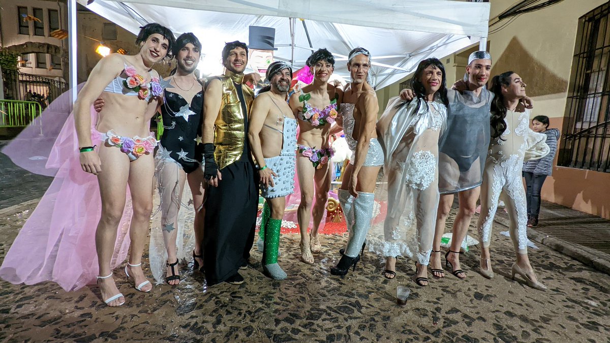 dpeiro's tweet photo. @CristiPedroche homenaje a tus vestidos en la fiesta de disfraces de la Falla Casa d'Alonso de Oliva, Valencia https://t.co/EPAVKsuBPm