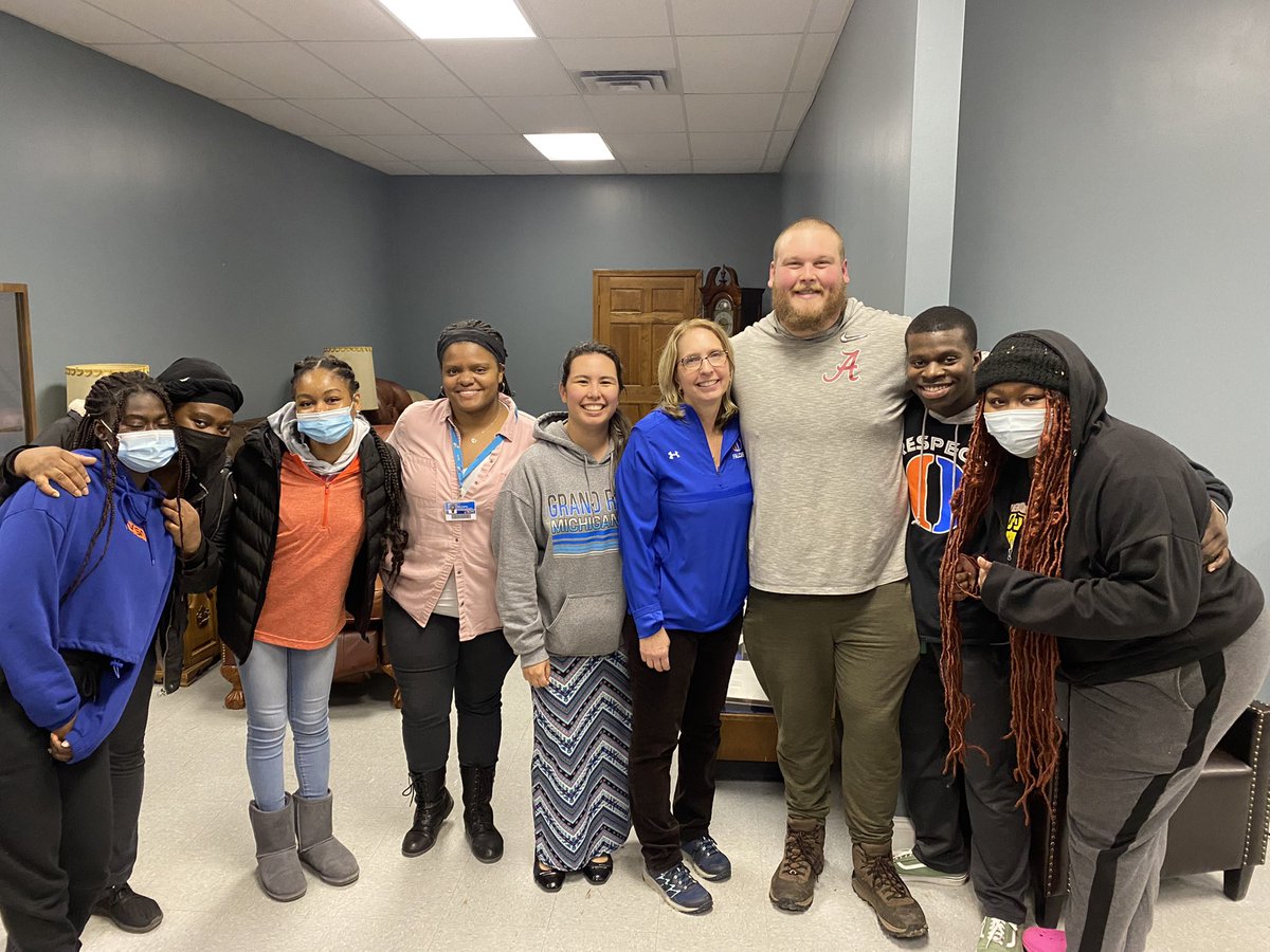 traceyd705's tweet photo. The Overlea SGA will miss you and we wish you the very best! We are submitting field trip paperwork to come and visit.@1NikkiAnn3 @BSBoze @overleahs https://t.co/6b88mK96bl