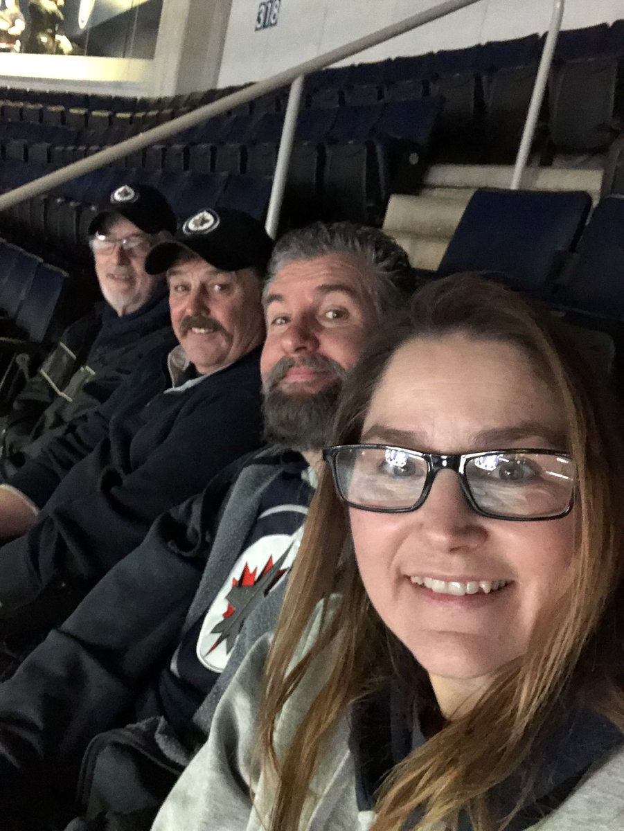 Mari_Muir's tweet photo. Lucky to be hanging out with these guys tonight 😉 #GoJetsGo https://t.co/tbE5AOC5N5