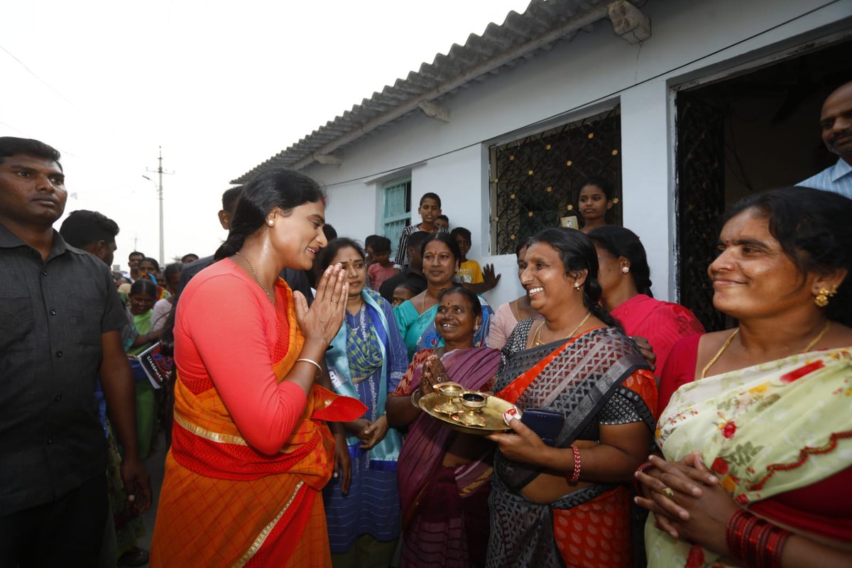 SarojReddi's tweet photo. #ystp @realyssharmila #padhayatra day 30 @telangana https://t.co/QKeEMCo0R4