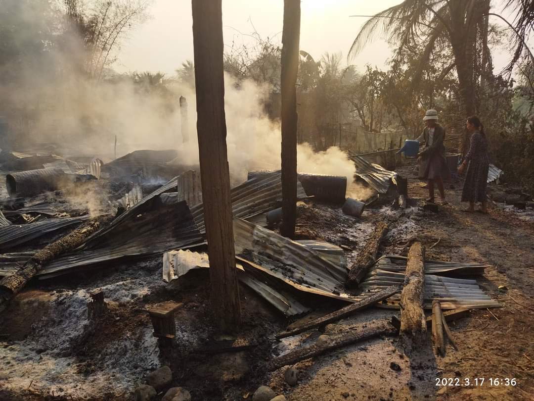 thechinjournal's tweet photo. Myanmar junta soldiers burned more than 70 houses in Kalaymyo's Natchawng on March 17. Resistance force LDF-Kalay reported that a villager, 26, was shot dead and another one abducted by junta soldiers. https://t.co/8jKILWRfAN