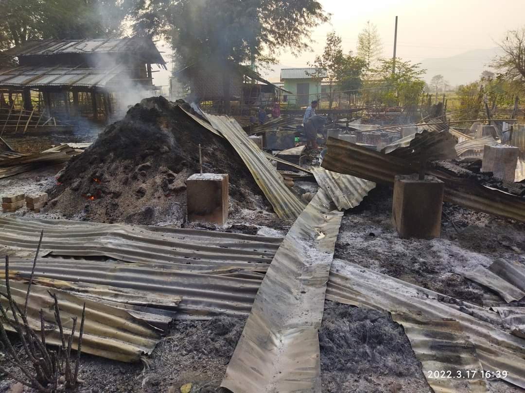 thechinjournal's tweet photo. Myanmar junta soldiers burned more than 70 houses in Kalaymyo's Natchawng on March 17. Resistance force LDF-Kalay reported that a villager, 26, was shot dead and another one abducted by junta soldiers. https://t.co/8jKILWRfAN
