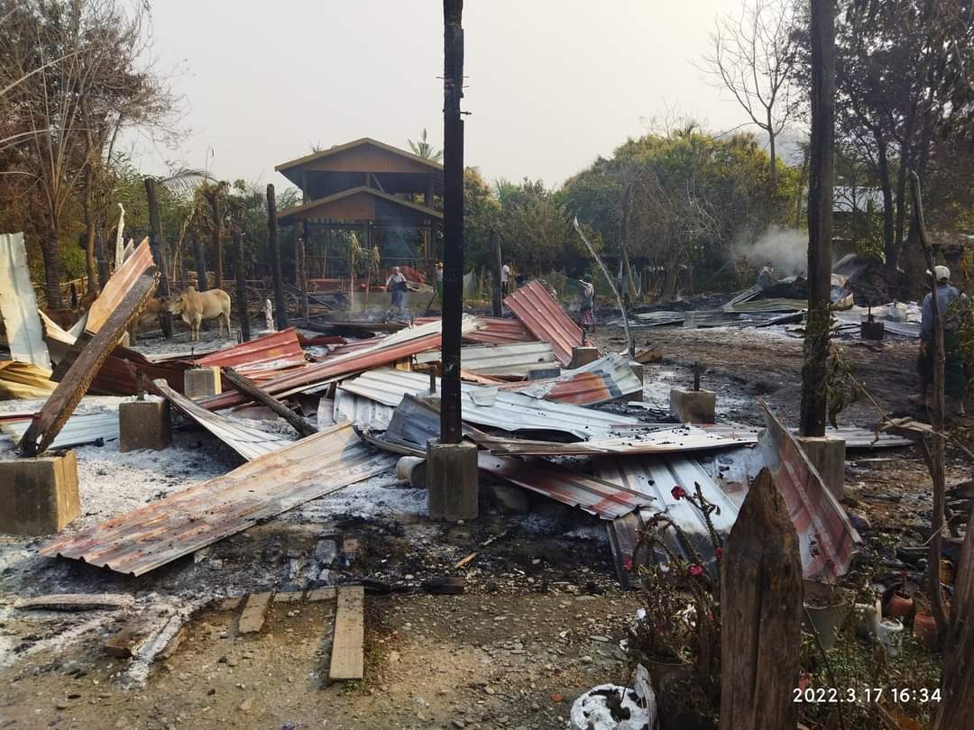 thechinjournal's tweet photo. Myanmar junta soldiers burned more than 70 houses in Kalaymyo's Natchawng on March 17. Resistance force LDF-Kalay reported that a villager, 26, was shot dead and another one abducted by junta soldiers. https://t.co/8jKILWRfAN