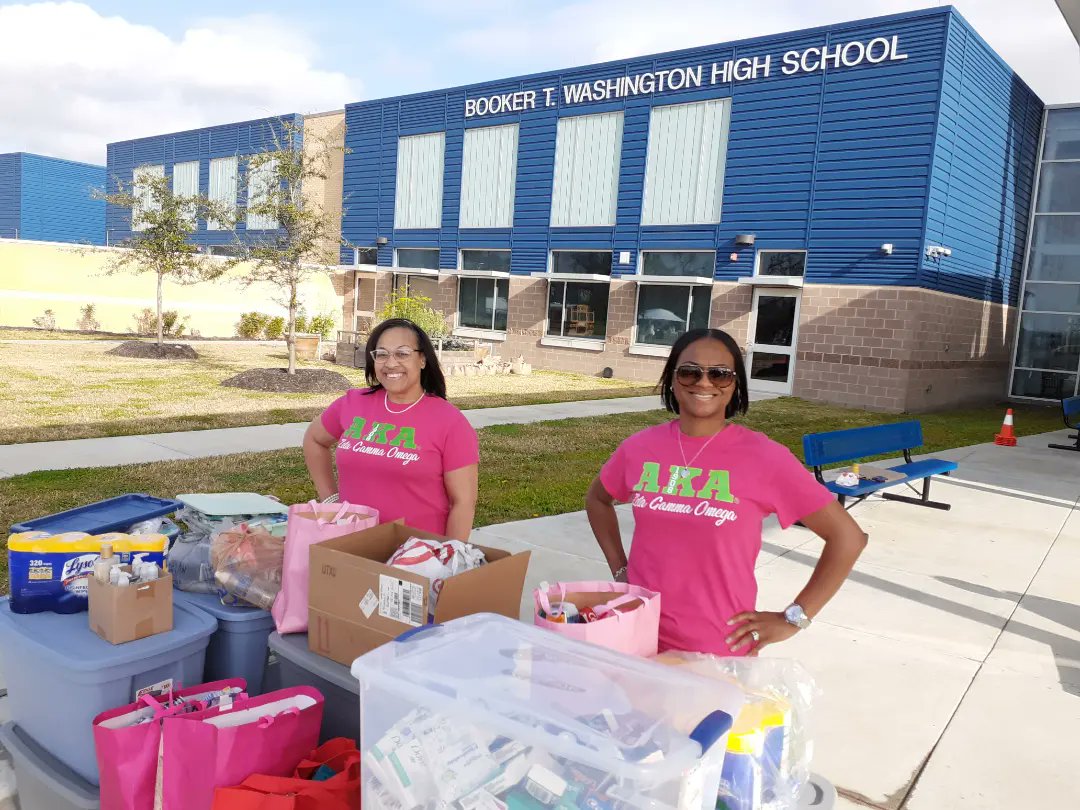SNikkiVaughan's tweet image. 💗💚 #AKAEducators #ReignitingTheFlame
#90SCRC #WeAreSouthCentral
How ironic that we serviced my Grandaddy's alma mater - Booker T. Washington HS. #Classof1952