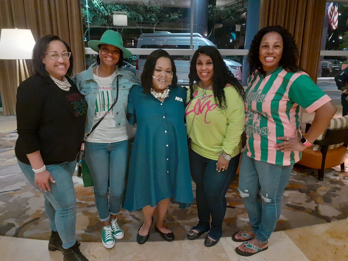 SNikkiVaughan's tweet image. 💗💚 #AKAEducators #ReignitingTheFlame
#90SCRC #WeAreSouthCentral
How ironic that we serviced my Grandaddy's alma mater - Booker T. Washington HS. #Classof1952