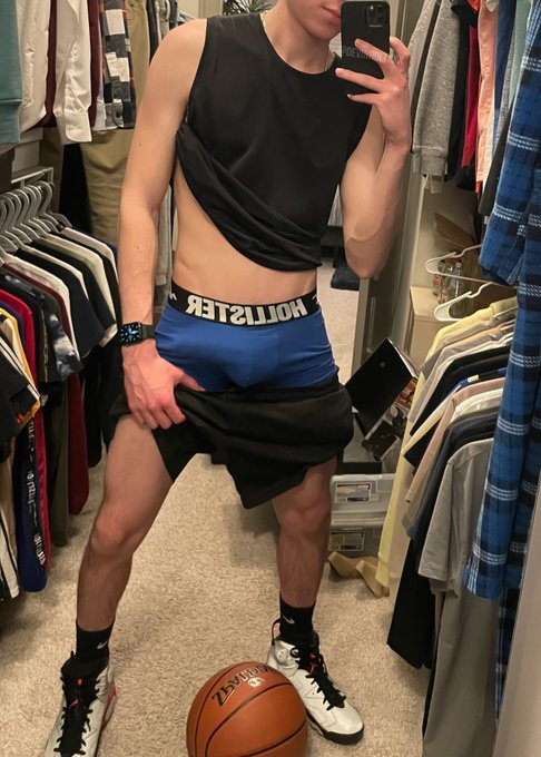 let's play 🏀 https://t.co/lh33SFiJ4d